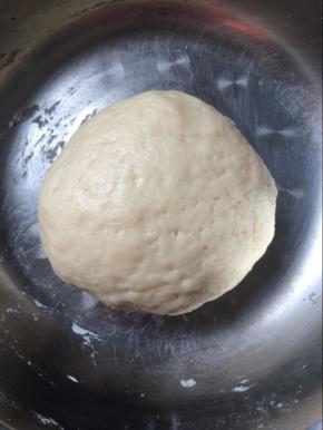 油皮；细砂糖37克，猪油63克，水75克，低筋面粉200克。混合揉匀成团盖保鲜膜松弛15分钟。