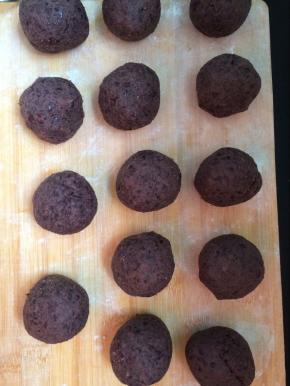 将油豆沙分割成25克每只，，备用。