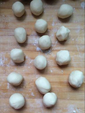 油酥分成15克每只，分别滚成团。