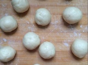 .将油皮分割成18克每只，分别滚成团。