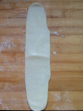 将面卷收口朝上擀平