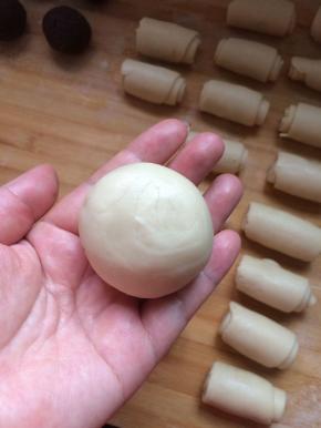 将松弛好的面皮收口朝上