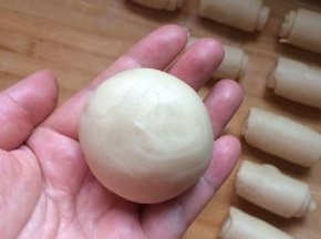 将松弛好的面皮收口朝上