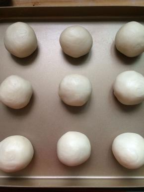 收口，捏紧底部，放入烤盘