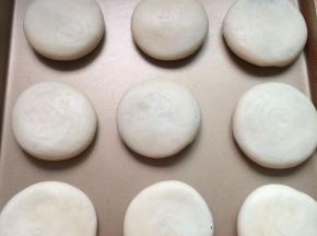 用手掌按扁
