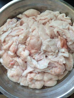 猪板油洗净，捞出，切块，多用清水洗几次。