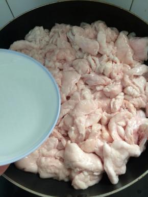 加入小半碗清水。