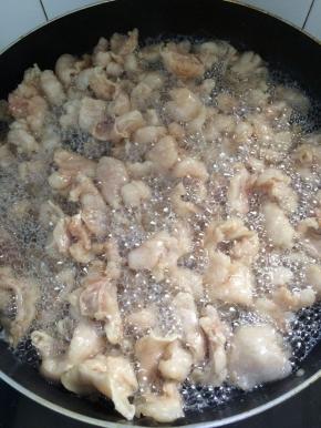 煮制水分快开时，转至小火慢熬