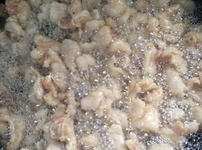 煮制水分快开时，转至小火慢熬