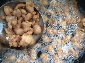 熬至油渣变成黄色捞出
