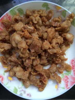 捞出的油渣可以包包子，或者炒菜，不要浪费。