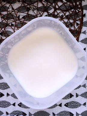 冷却以后凝固就会变成白色的了。