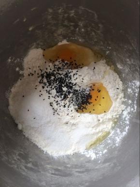 将面粉中加入少量盐，加入白糖，鸡蛋，油，芝麻