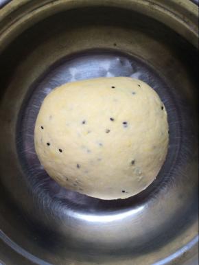 再加入水合成光滑的面团。