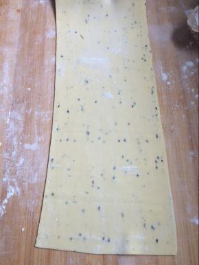 用擀面仗或者是用压面机将面团压成薄片