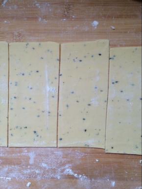 将压好的薄片切成大小均匀的长方形