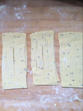 用刀在面片上划上3刀，中间的需要划的长一些