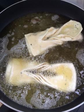 锅中放入油烧至8成热时，放入做好的排叉