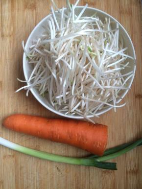 准备好食材，先将豆芽去掉根。