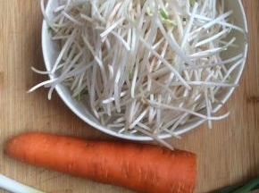 准备好食材，先将豆芽去掉根。