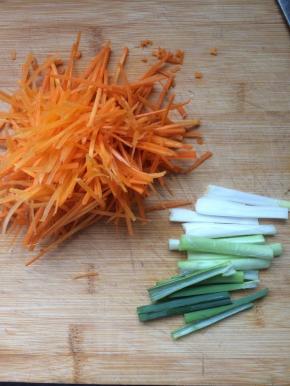 将胡萝卜切丝，葱切段