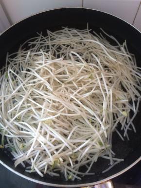锅中放入水烧开，放入豆芽煮5分钟。