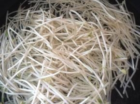 锅中放入水烧开，放入豆芽煮5分钟。