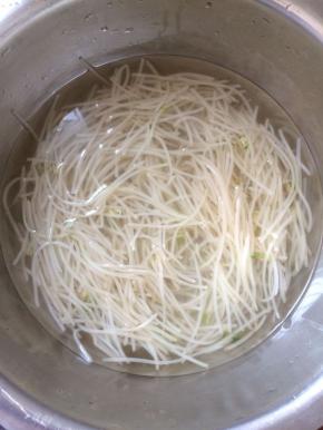 捞出放入凉水中过凉