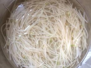 捞出放入凉水中过凉