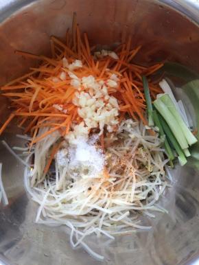 酱油，蒜末，盐，白糖，芝麻，香油