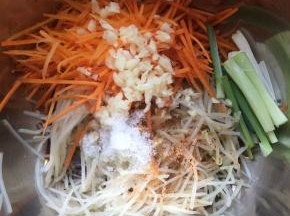 酱油，蒜末，盐，白糖，芝麻，香油