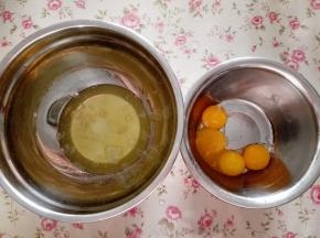1.      蛋白与蛋黄分离，分别放在无油无水的干净盆里，