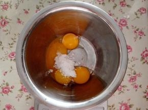 2.	蛋黄中加入糖10克和盐1克，拌匀，