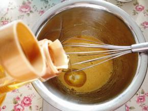 3.	再加入玉米油拌匀