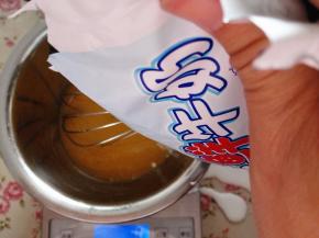 4.	再加入牛奶拌匀，