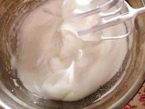 6.	蛋白中加入50克糖，电动打蛋器打至出现长弯钩就可以，即9分发，