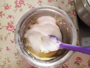 7.	取1/3蛋白加入蛋黄糊中，翻拌均匀，