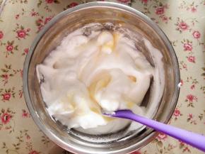 8.	再全部倒入蛋白中，翻拌均匀，