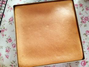 11.	出炉再震几下，然后倒扣，