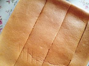 12.	晾至温热，取出蛋糕体，切成长条，