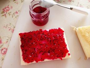 13.	在蛋糕片上涂抹上果酱，