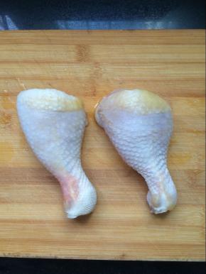 鸡腿2个，洗净