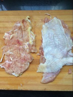 用刀背两面都拍一拍，更容易入味。