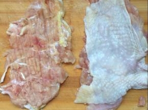 用刀背两面都拍一拍，更容易入味。