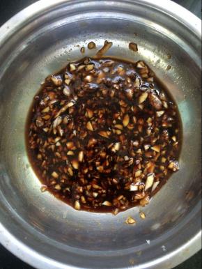 .将蒜拍碎加入生抽，老抽，胡椒粉，拌均匀成腌料。