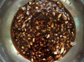 .将蒜拍碎加入生抽，老抽，胡椒粉，拌均匀成腌料。