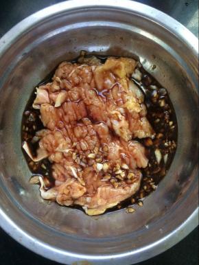 将鸡腿肉放入腌料中，腌制1小时以上入味。