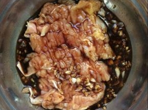 将鸡腿肉放入腌料中，腌制1小时以上入味。