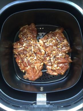 空气炸锅预热，拉出炸栏，用刷子在炸栏上刷一层食用油。