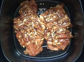 空气炸锅预热，拉出炸栏，用刷子在炸栏上刷一层食用油。